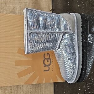 NEW UGG KIDS CLASSIC SHORT SPARKLES SILVER